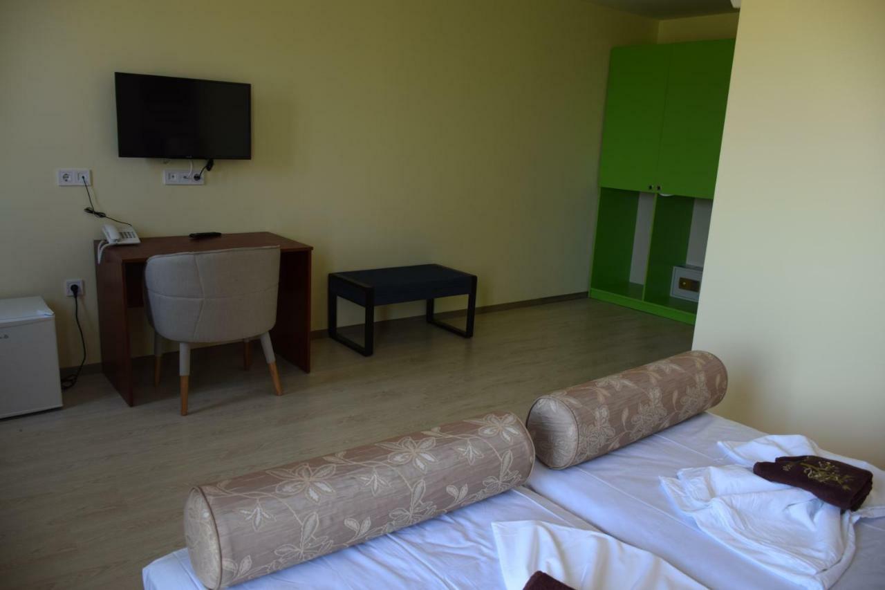 Camp And Pool Hotel Kranevo Bagian luar foto